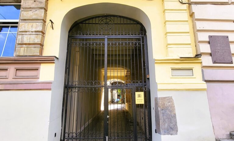 Parduodamos 60 m² rūsio–pusrūsio patalpos Vilniaus centre, J. Basanavičiaus g. 16A.