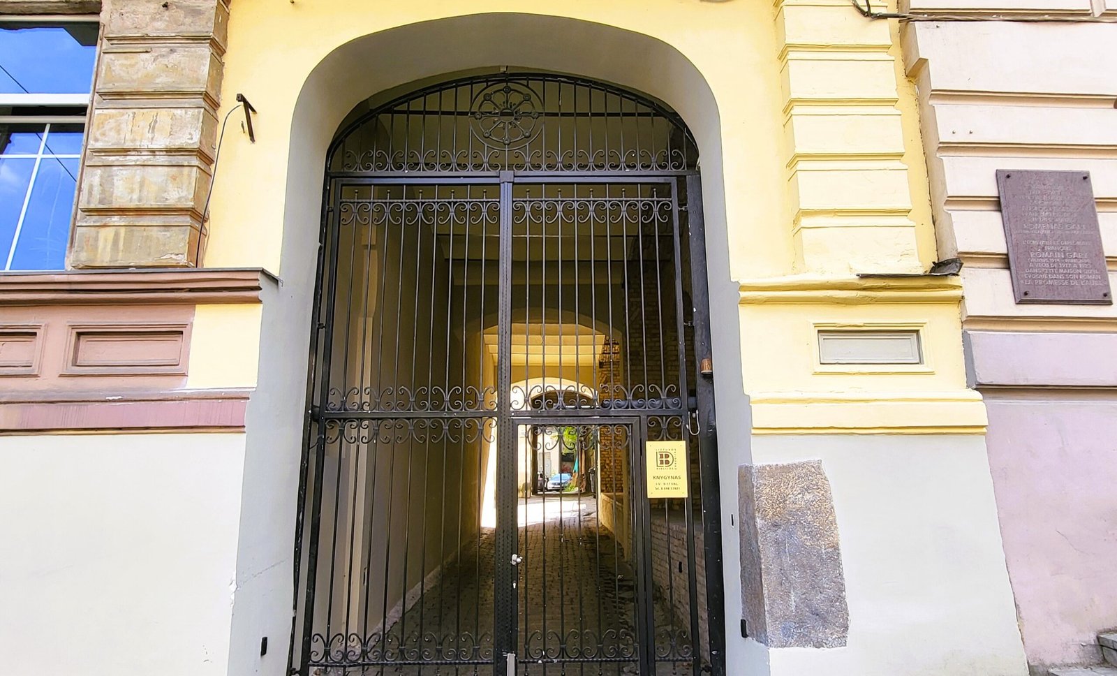 Parduodamos 60 m² rūsio–pusrūsio patalpos Vilniaus centre, J. Basanavičiaus g. 16A.